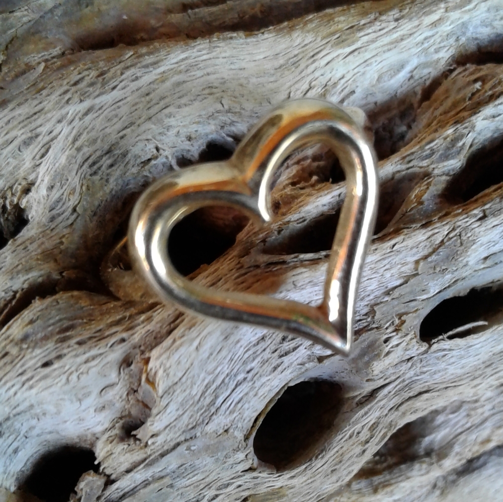 14k Solid Yellow Gold Heart Ring - image 5